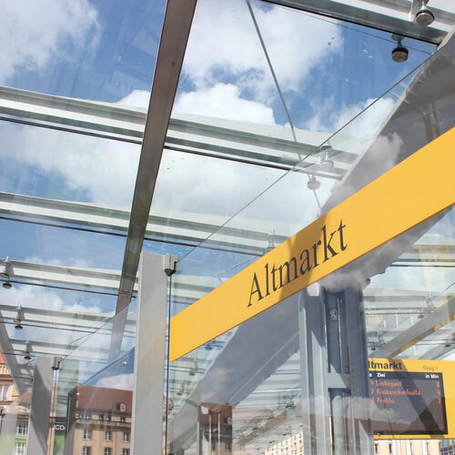 Haltestellendächer der DVB auf dem Dresdner Altmarkt